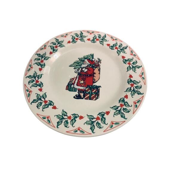 4 GIBSON HOUSEWARES 7 5/8" Salad Plates With Santa In Center & Holly On Edge - Picture 7 of 9